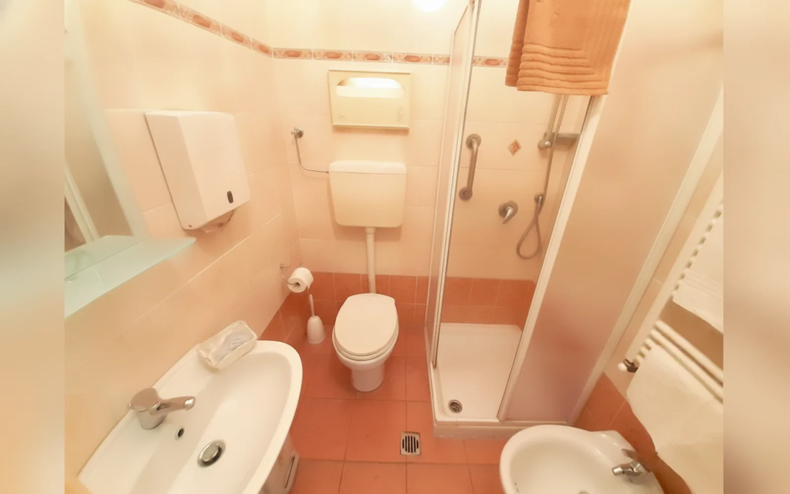 Camera con bagno privato — Hotel Alba, Torino (Piemonte) (foto 91)