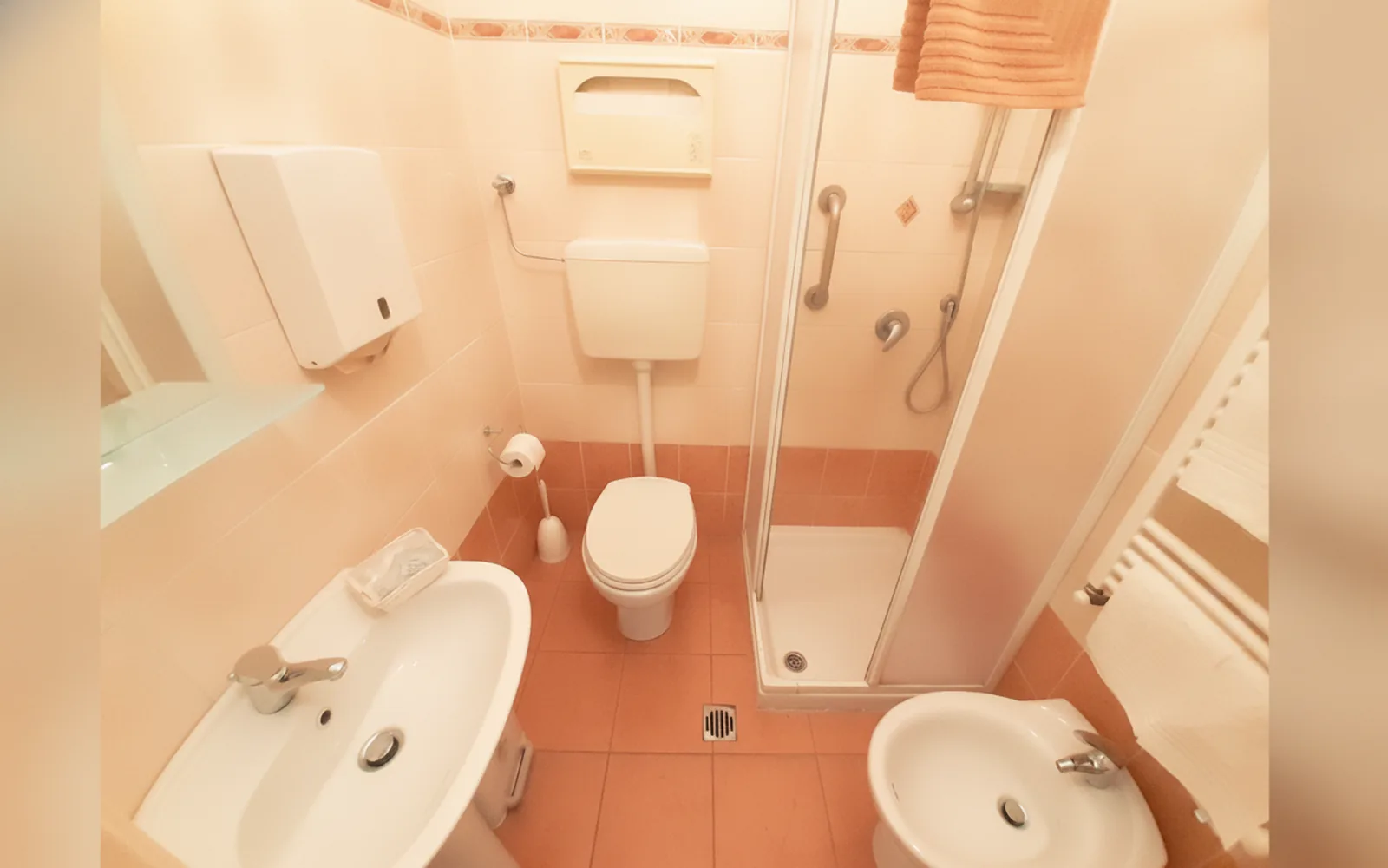 Camera con bagno privato — Hotel Alba, Torino (Piemonte) (foto 98)